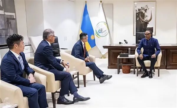 Jack Ma dukker op i Afrika, holder samtaler med Rwandas præsident