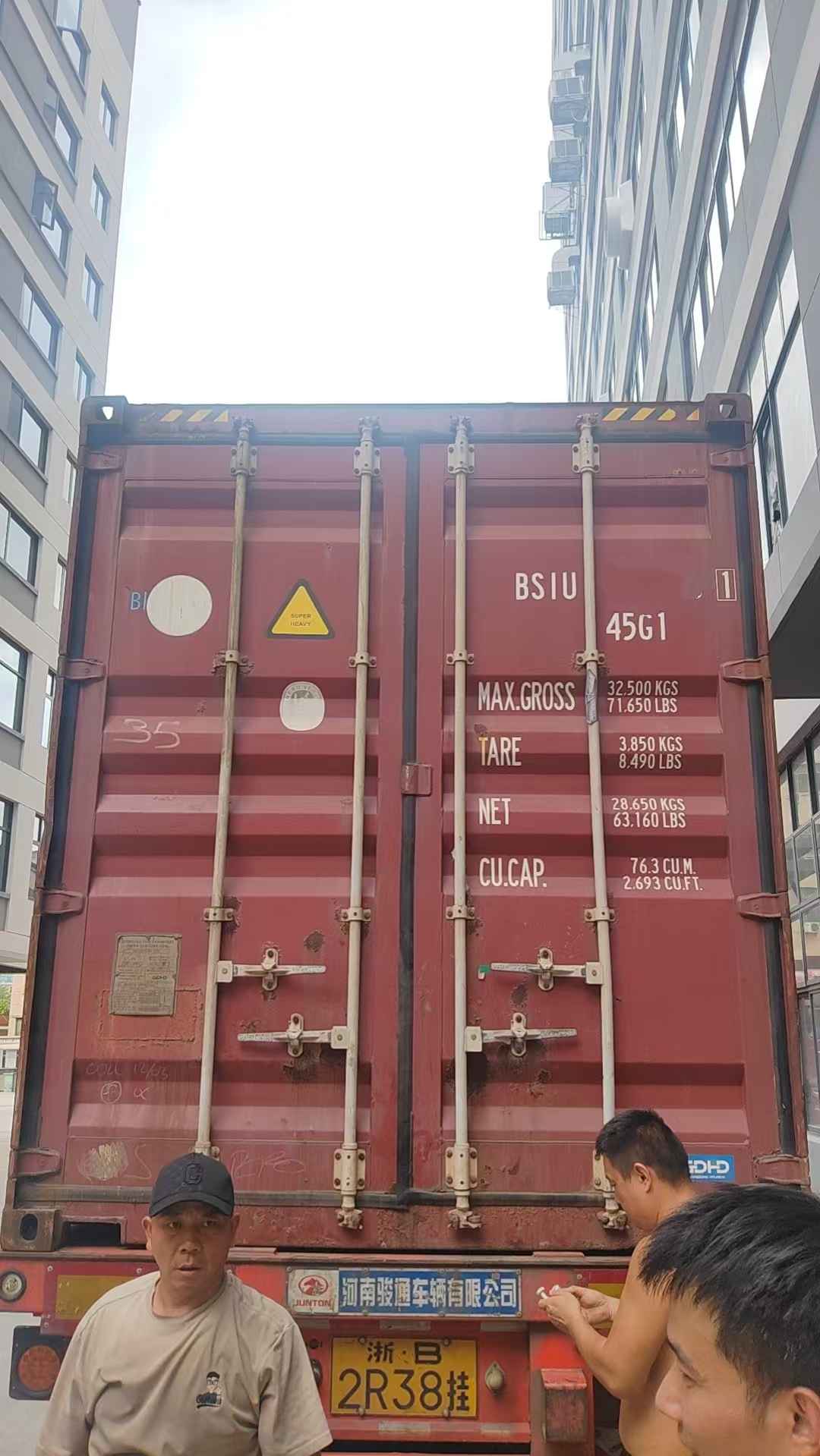 Daglig containerladning hos Yiwu Kebon: Førstehjælpssæt klar til global levering